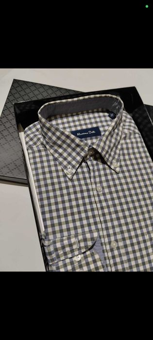 Koszula Massimo Dutti z charakterystycznym kołnierzykiem typu button-down i wzorem w kratkę.