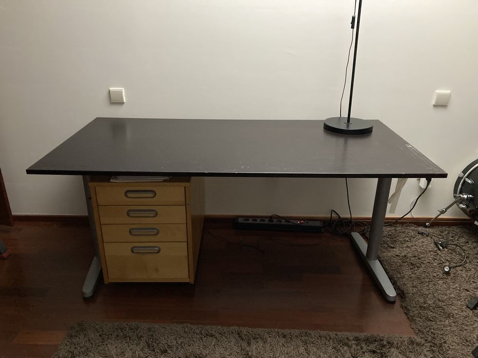 Secretária - altura regulável