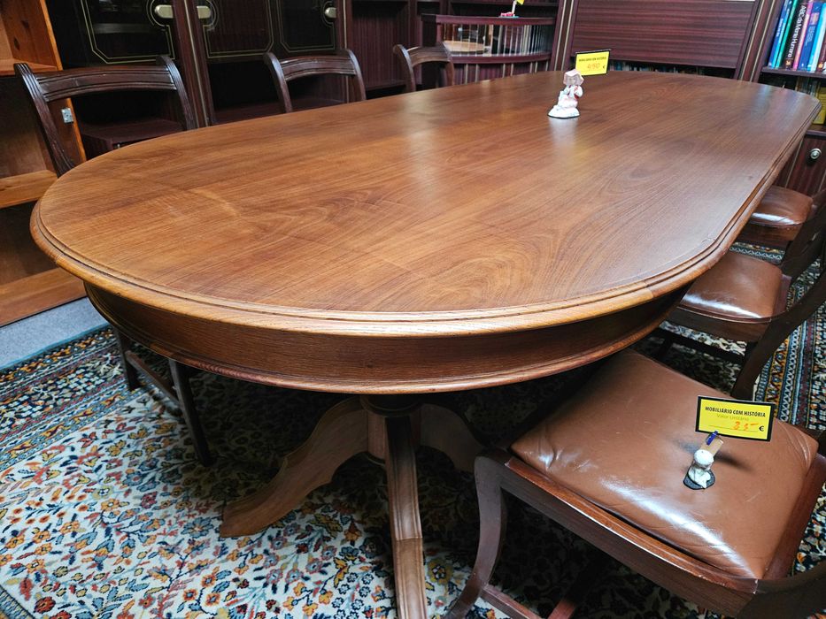 Grande mesa, oval em madeira maciça - Bom estado geral - Só a mesa as cadeiras são à parte