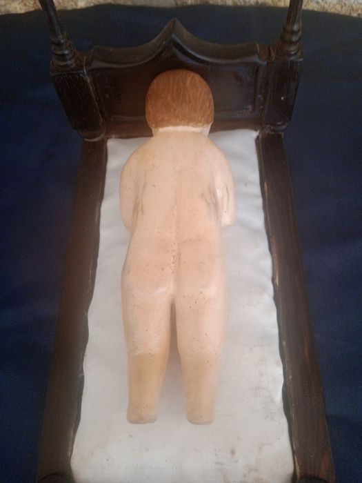 Antiga escultura imagem sacra menino jesus deitado a dormir camilha pau santo