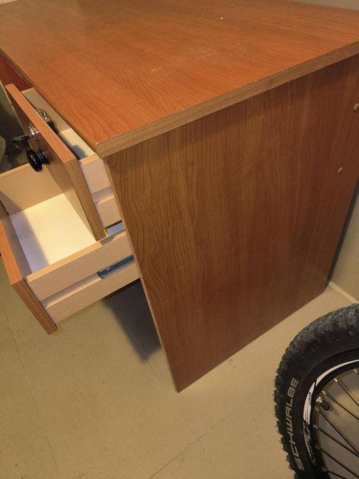 Biurko z krzesłem .