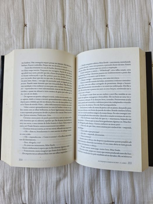 Livro "As Cinquenta Sombras de Grey" de E. L. James (romance)
