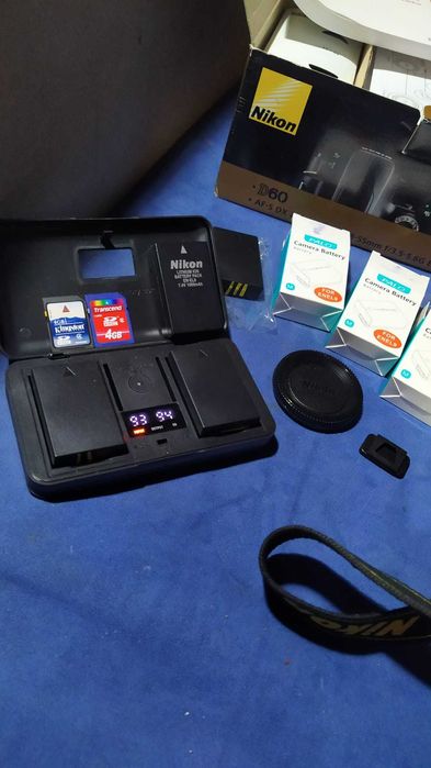 Vendo ou troco máquina fotográfica "NIKON" D60