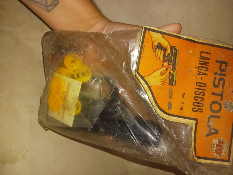 Arma de discos aniga em palstico