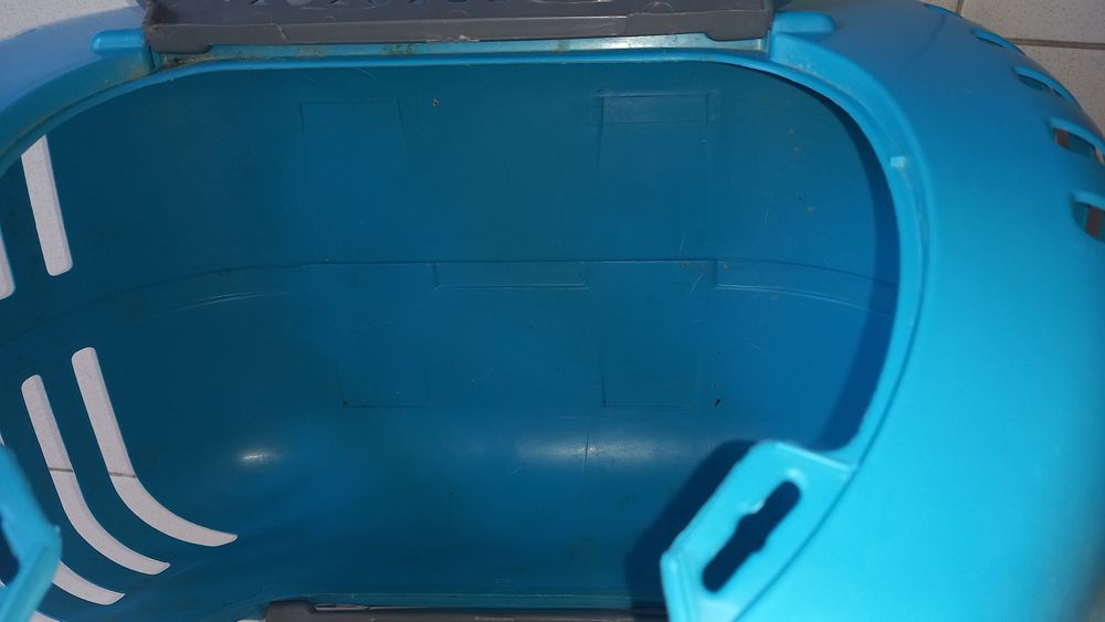 Transportadora para animais, resistente.