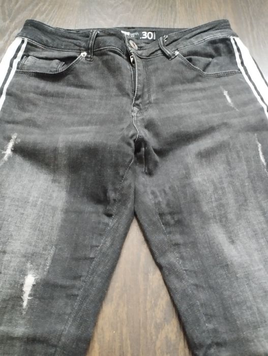 Czarne dżinsy skinny lampasy