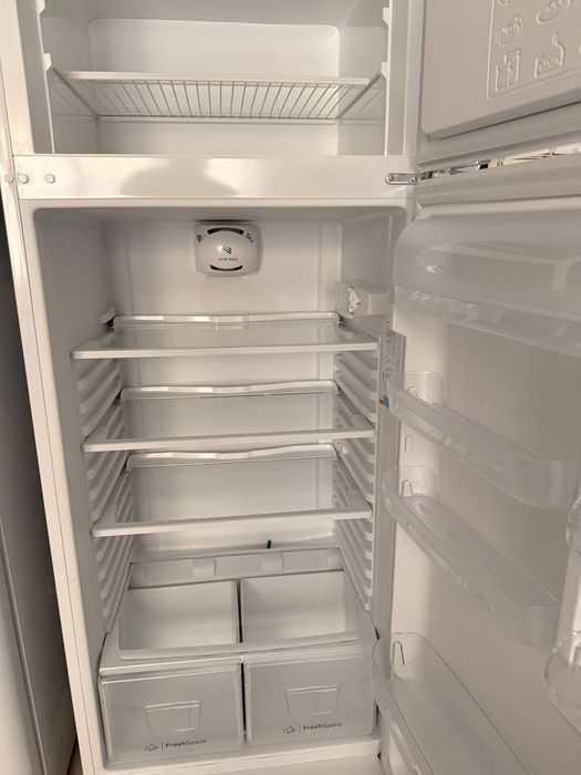 Frigorífico Indesit IT70832W — 437L — 185cm — 2023 — Excelente estado