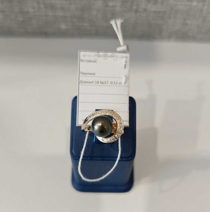 Золота каблучка 3.74 гр 585 пр 16.5р з перлиною та діамантами (0.11 кт