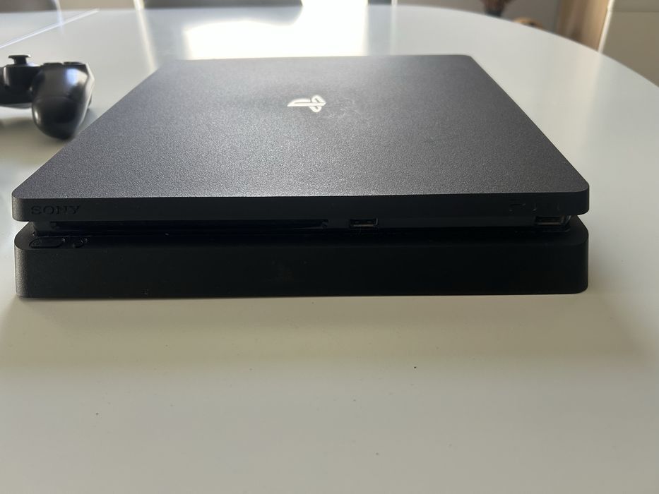 Ps4 com 2 comandos e jogos