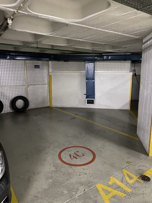 Arrenda-se Garagem - Lumiar/Lambert/Parque Europa