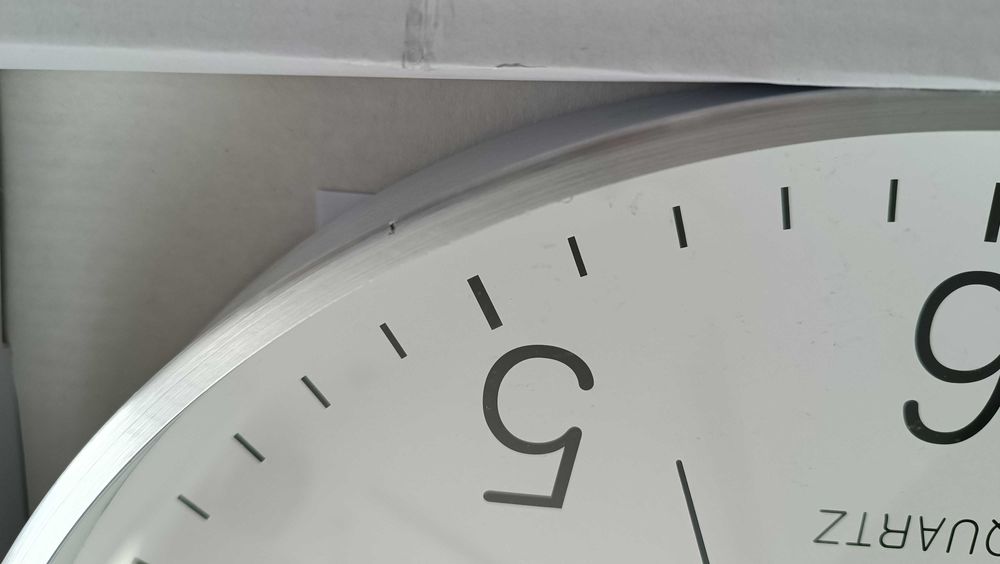 Zegar ścienny z termometrem i higrometrem