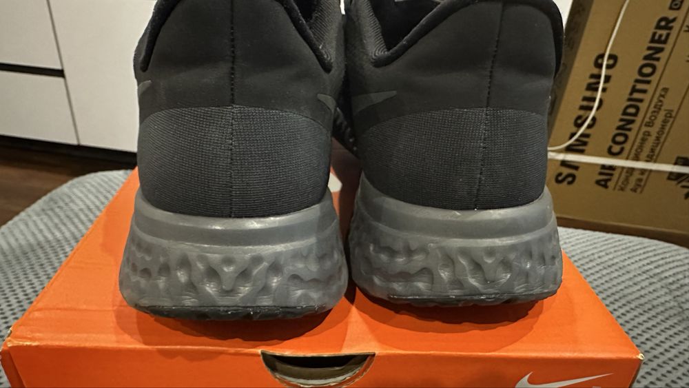 Продам чоловічі кросівки Nike