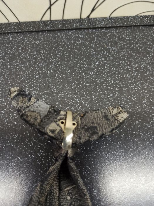 Mucha męska bezpieczna na klips.