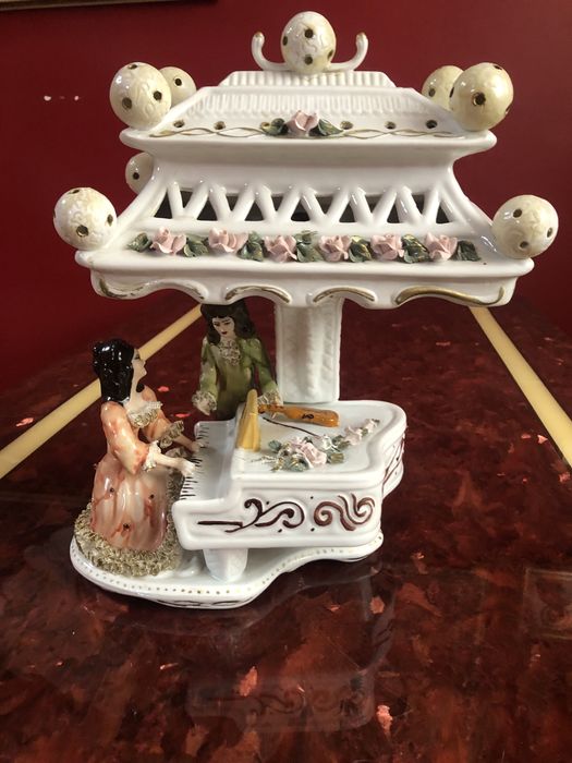 Статуэтка Рояль (0,35 см ; высота 0,38 см )