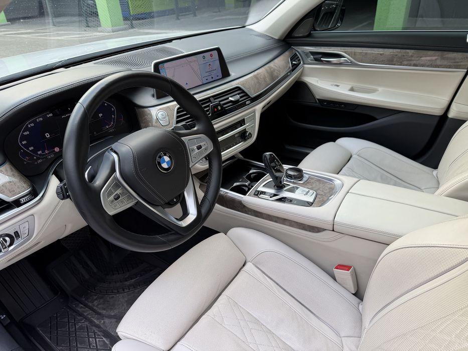 Bmw 750, 2019, 4.4 бензин.