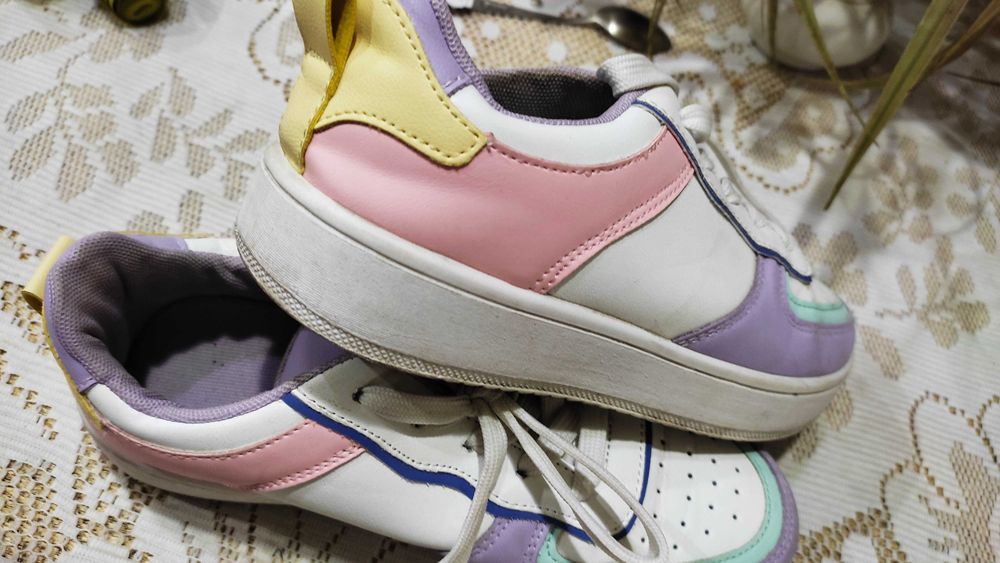 Кроссовки белые р 37