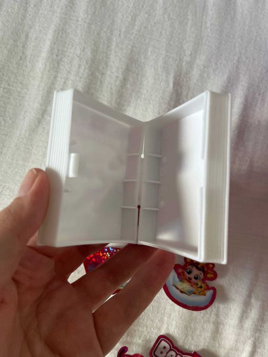 Boneca bebé com fato de joaninha, berço unicórnio e Babycorns