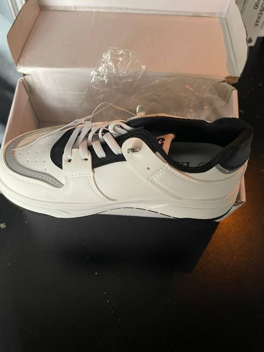 Кросівки на весну