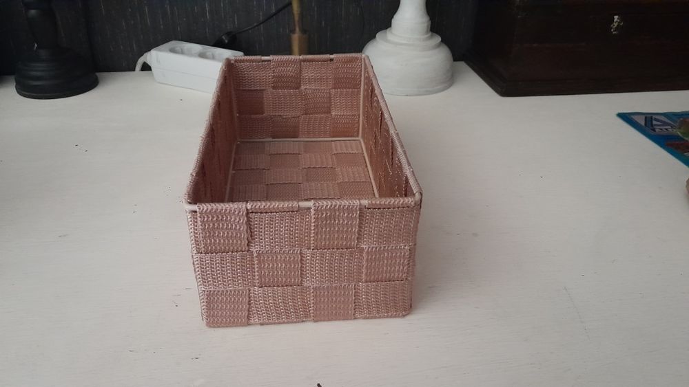 Cesto de arrumação ou decoração em tiras acetinadas entrançadas