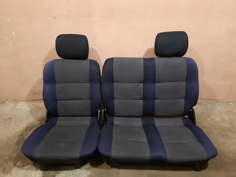 Задній ряд сидінь в мінівен чи бус