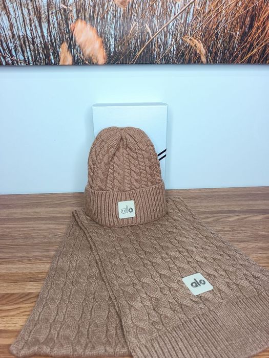 Beżowy zestaw Alo Yoga