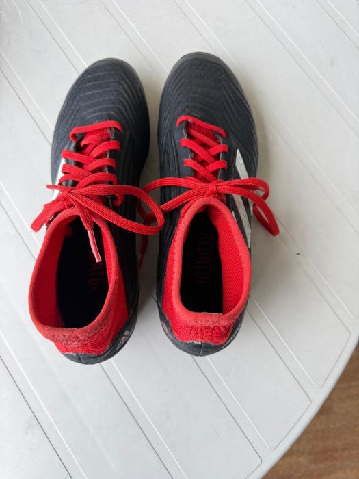 Chuteira Adidas Predator 18.3 com meia de compressão