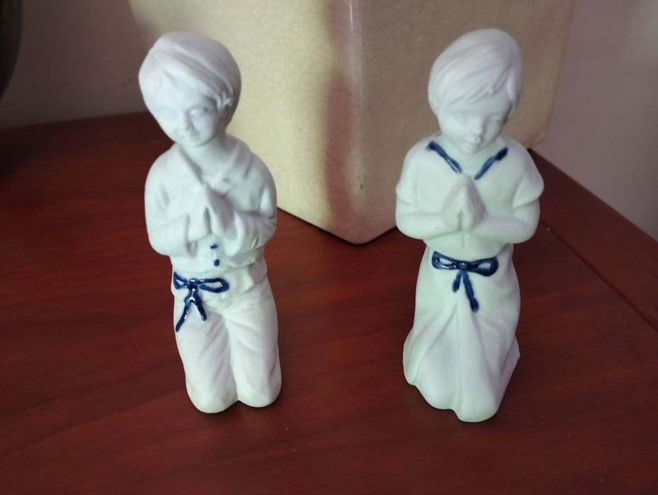 Par de Estatuetas em Porcelana Biscuit (13cm) - Crianças a Rezar / Comunhão