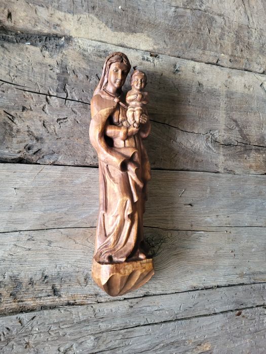 Drewniana płaskorzeźba Maryja rzeźba Matki Bożej