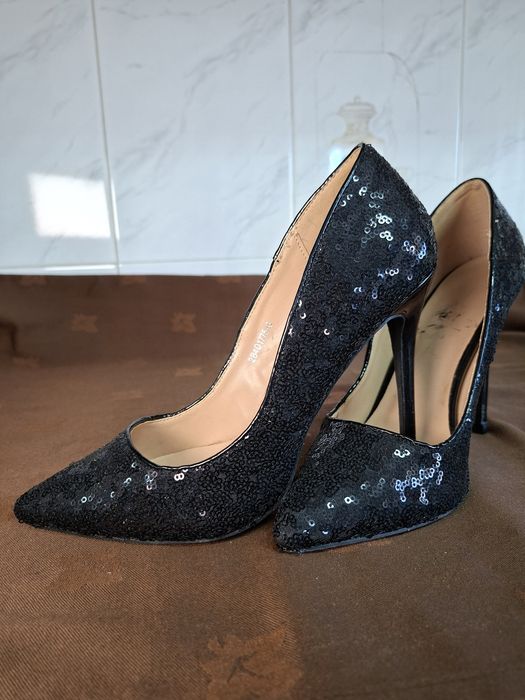 Sapatos pretos de salto alto com lantejoulas – elegantes/festa