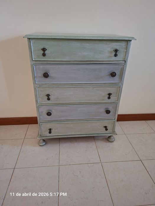 Móvel de madeira com 5 gavetas e com as medidas 68x33x85