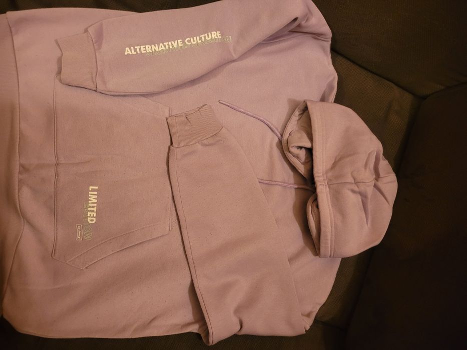 Jasnofioletowa bluza z kapturem firmy Cropp