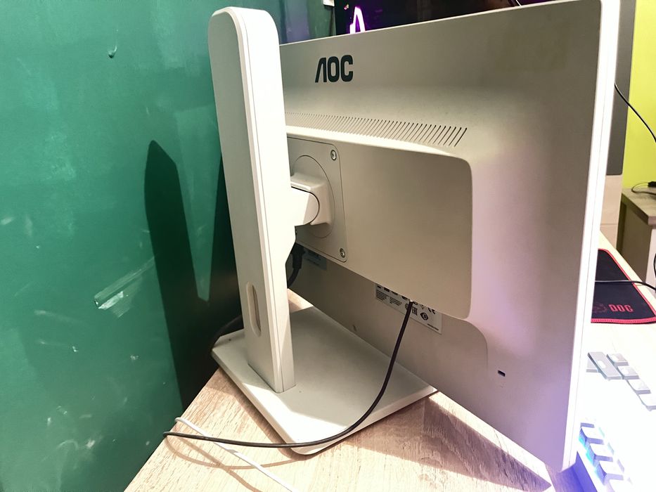 Monitor aoc  bialy
