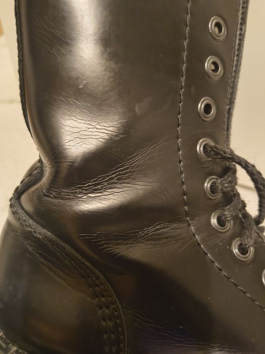 buty czarne glany