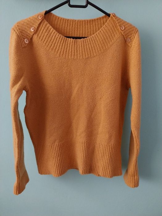 Sweter ze złotą nitką