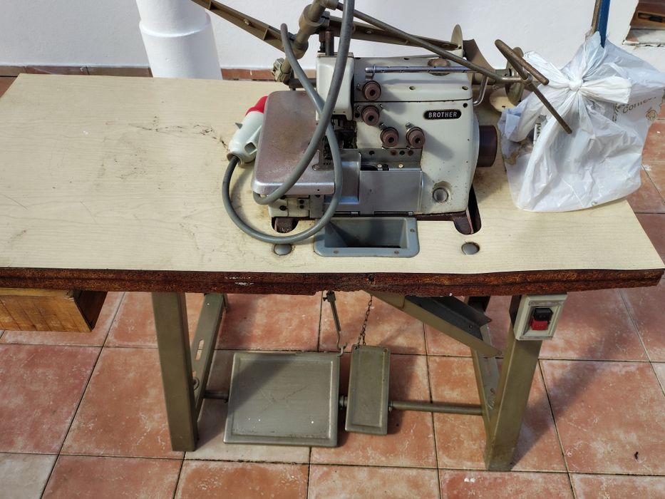 Maquina costura corte e cose Brother EF4-B531