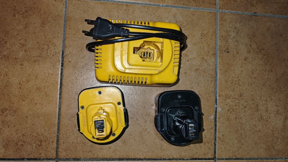 Ładowarka Dewalt Ni-Cd + 2 szt. akumulatorów Dewalt Ni-Cd 12V