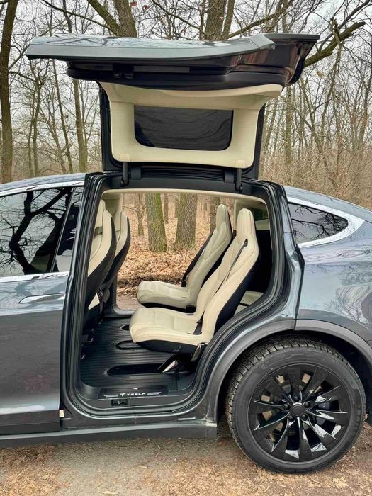 Tesla Model X 2018 рік