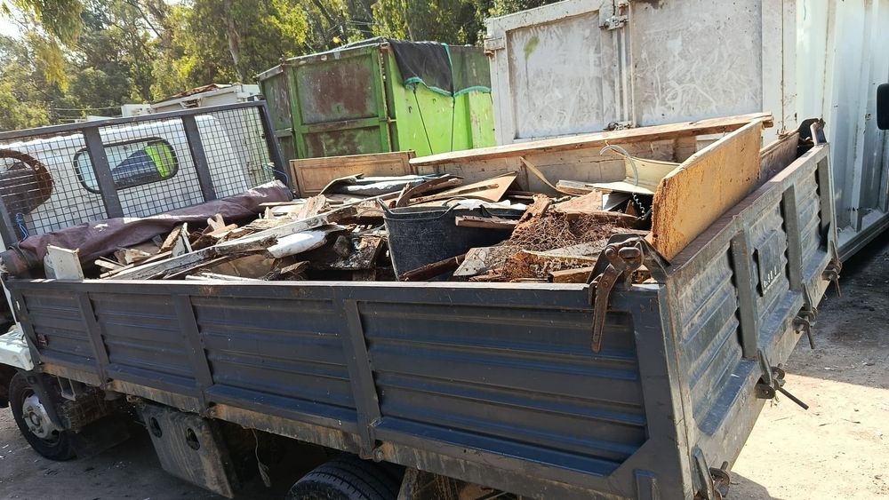 ENTULHO RESÍDUOS de OBRAS LIXO MISTURADO  recolhemos tudo em contentor