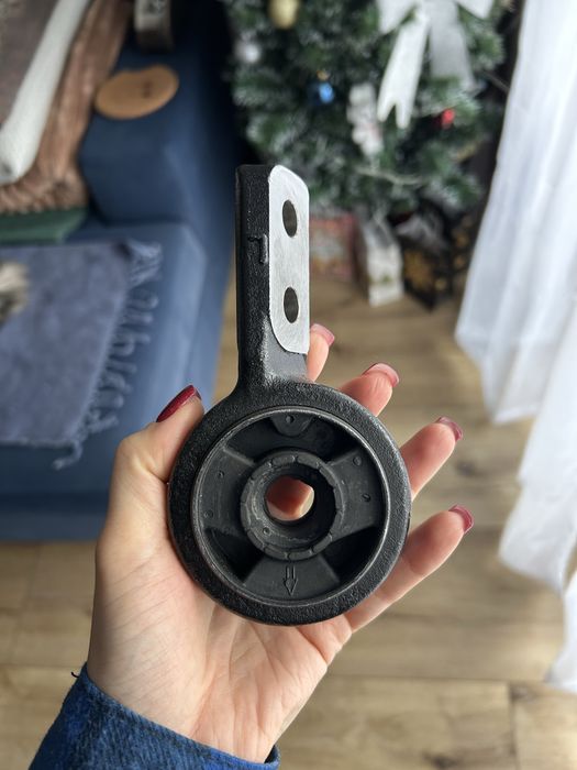 Tuleja wahacza przedniego z uchwytem BMW 3 E36 – Lewa NOWA