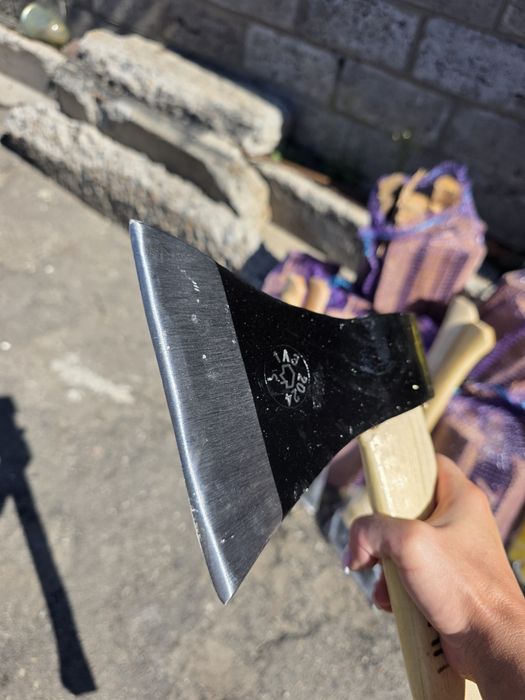 Сокира кована ВОЛЯ 1 45кг ясень 60см та сокира туристична суцільнометалева