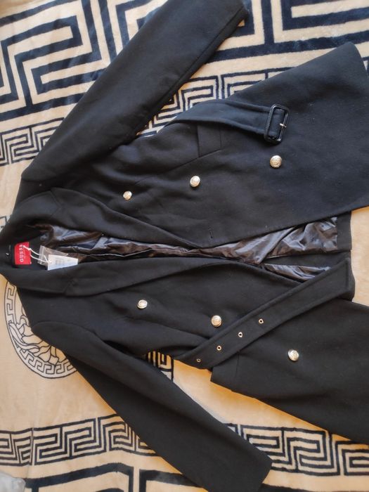 Czarny elegancki płaszcz