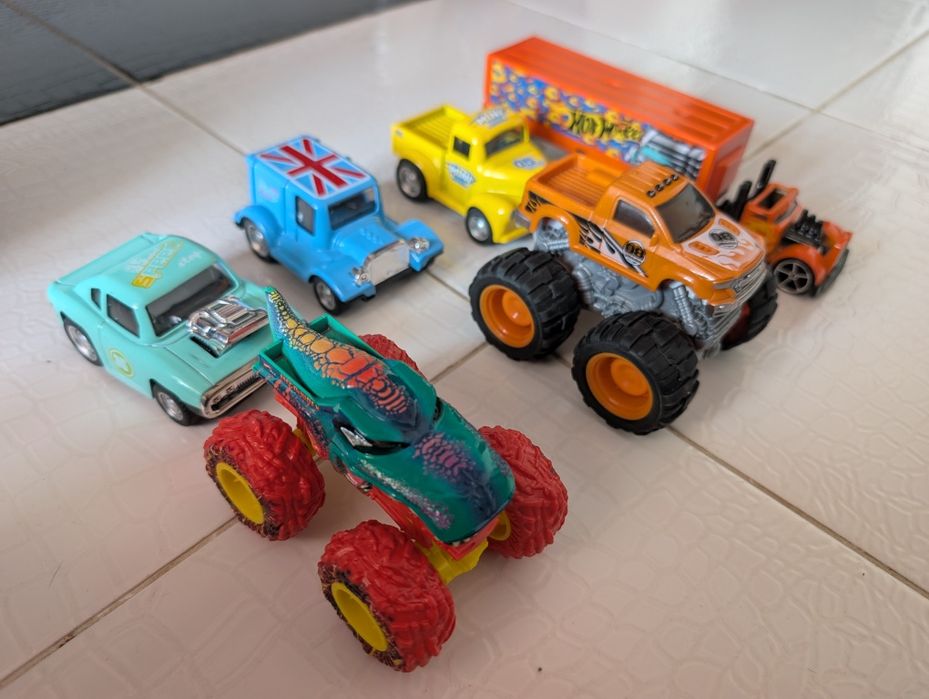 Набір машинок 2 з них оригінал hot wheels