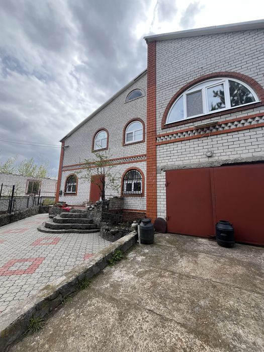Будинок в селищі з розвиненою інфраструктурою