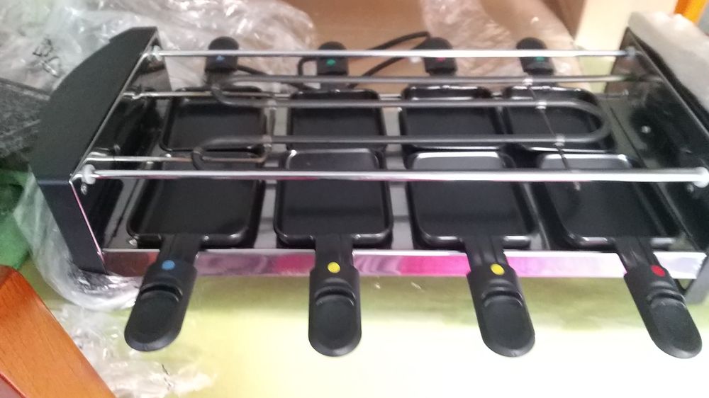 Vendo grelhador elétrico, com as peças para derreter os queijos