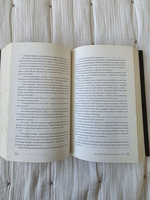 Livro "As Cinquenta Sombras Mais Negras" de E. L. James (romance)