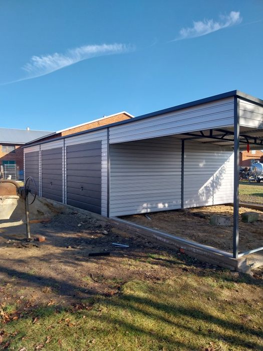 Garaż blaszany blaszak nowoczesny wygląd drewnopodobny