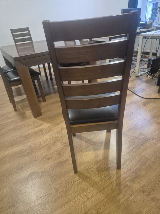 Solidny stół z litego drewna i 6 krzeseł z czarnej eko-skory
To jest z