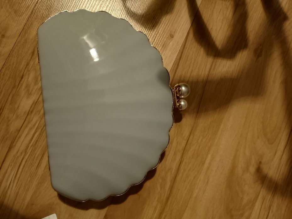 Nowa elegancka szara kopertówka muszla