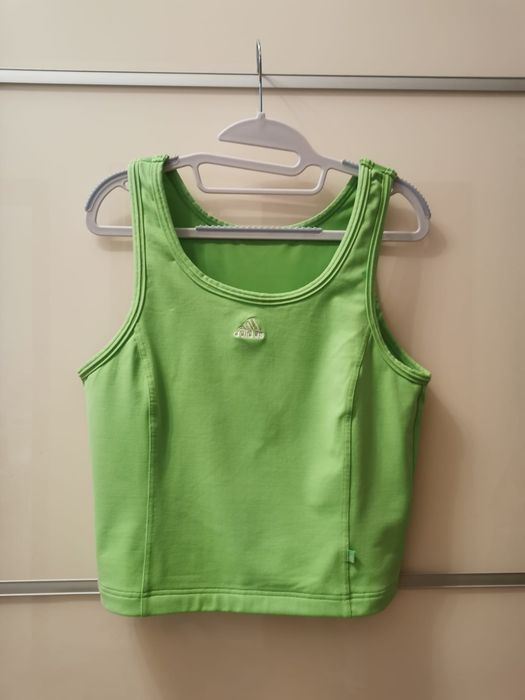 Wygodny, kobiecy top sportowy marki Adidas