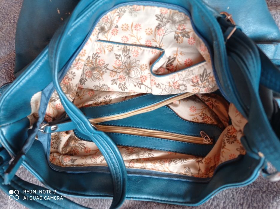 Torebka turkusowa z wieloma skrytkami